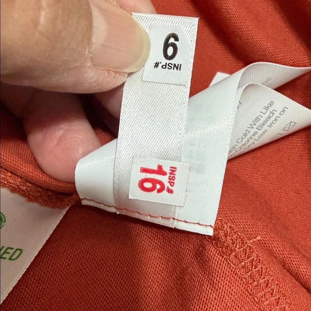 J. Crew Men's Short Sleeve Washed Tee Shirt in Warm Brick.  Size Large.